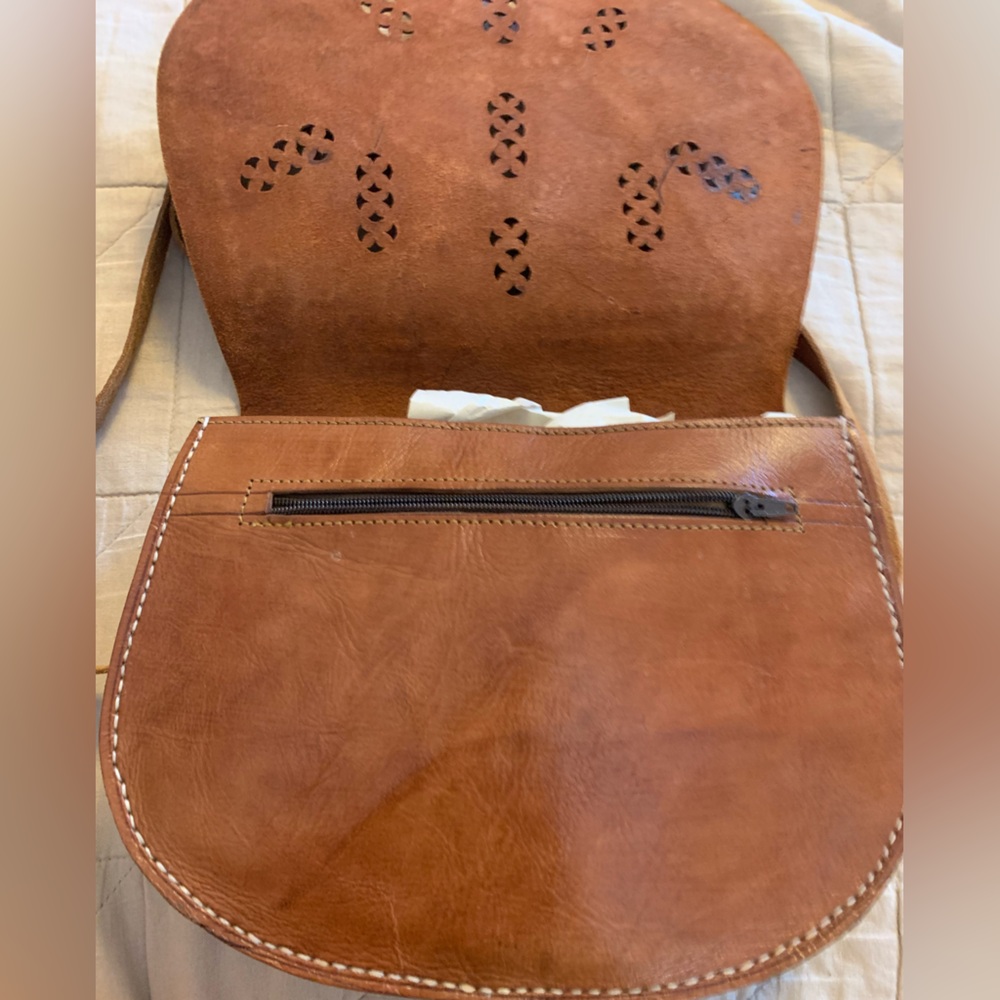 Handcrafted Brown Leather Crossbody Bag with Star Pattern - Picture 3 of 6